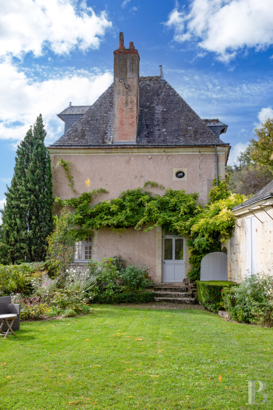 En Indre-et-Loire, sur les hauteurs d’un village, près d’Amboise, un château et son hameau en bordure de forêt - photo  n°51